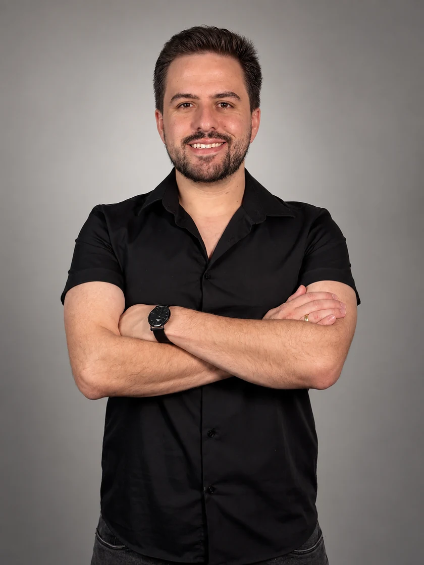 Mateus Souza, web designer em Guarapuava, de braços cruzados