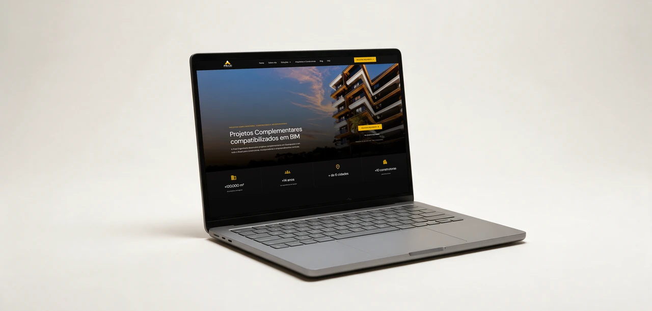 Site da Praxi Engenharia aberto em um notebook