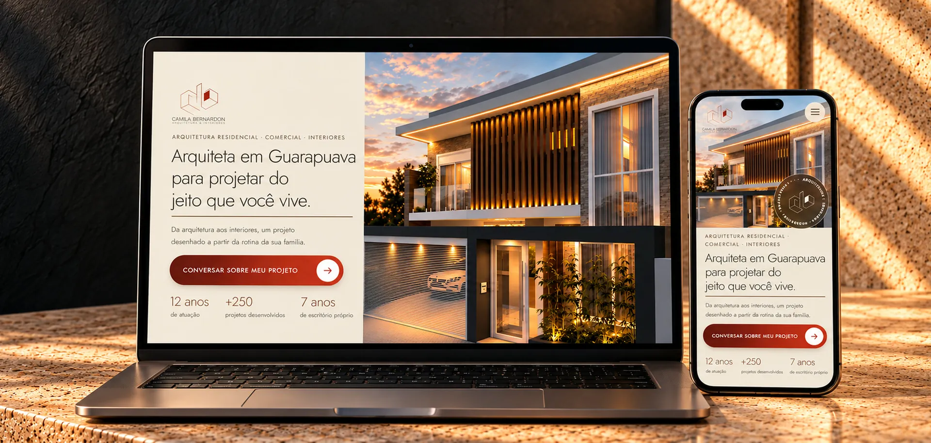 Site Camila Bernardon, escritório de arquitetura e interiores em Guarapuava, em notebook e celular sobre a mesa: criação de site por Mateus Souza, web designer em Guarapuava