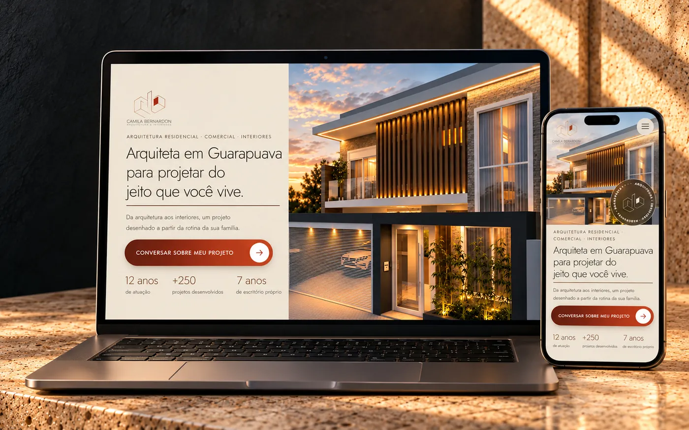 Site Camila Bernardon, escritório de arquitetura e interiores em Guarapuava, aberto em notebook e celular: projeto de Mateus Souza, web designer em Guarapuava