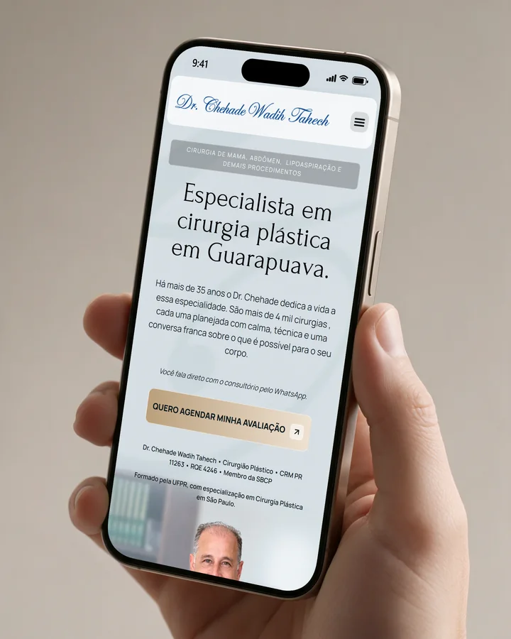 Mão segurando um celular com o site Dr. Chehade aberto