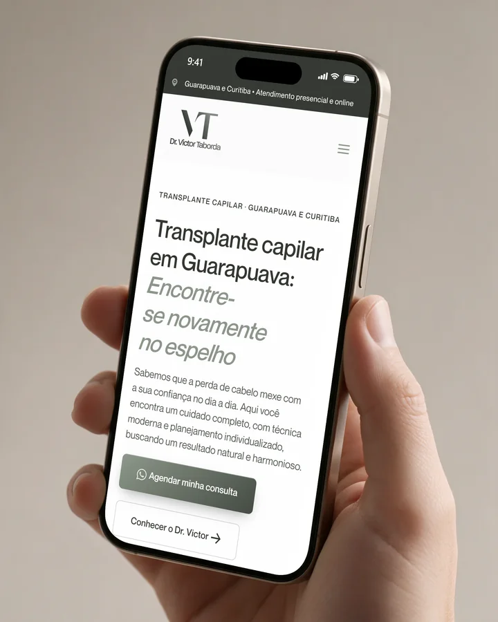 Mão segurando um celular com o site Dr. Victor Taborda aberto