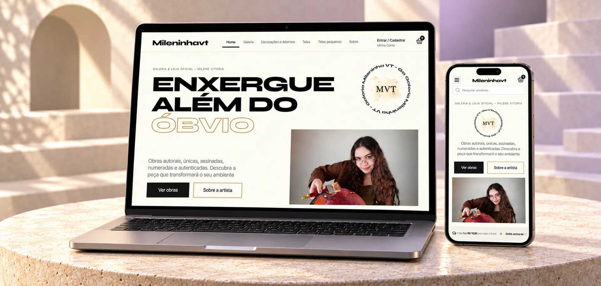 Site Galeria Mileninha VT, loja virtual de arte autoral da artista Milene Vitória, em notebook e celular sobre a mesa: criação de site por Mateus Souza, web designer em Guarapuava