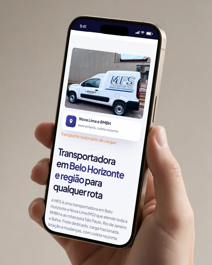 Mão segurando um celular com o site MFS Transportes aberto