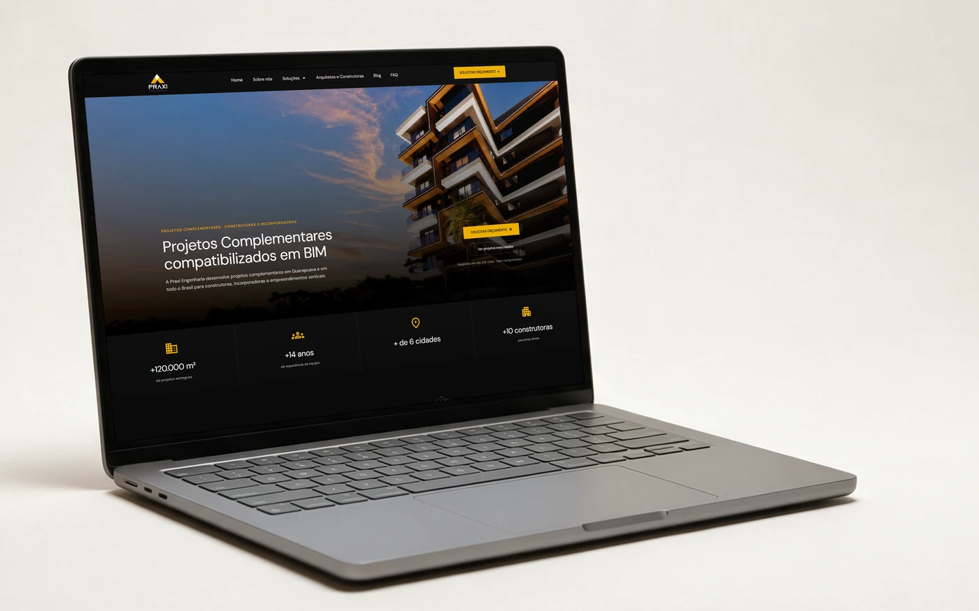 Site Praxi Engenharia em um notebook