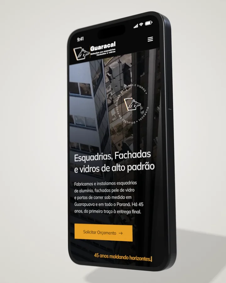 Site Guaracal aberto em um celular